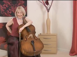 Mommy Blonde Violonchelo Teacher-Gets Naked & Mansturbate